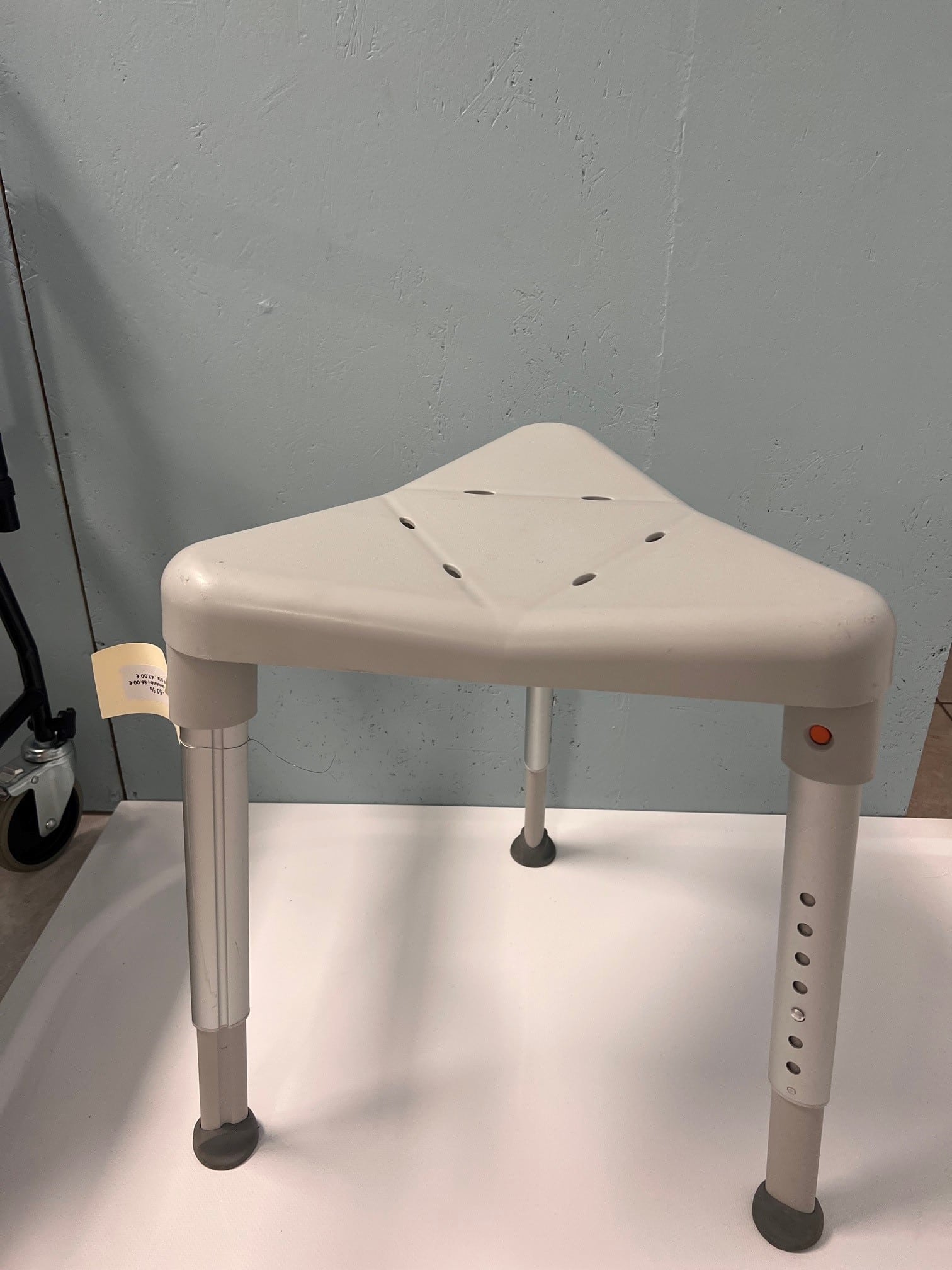 Tabouret de douche triangulaire – Everest Médical